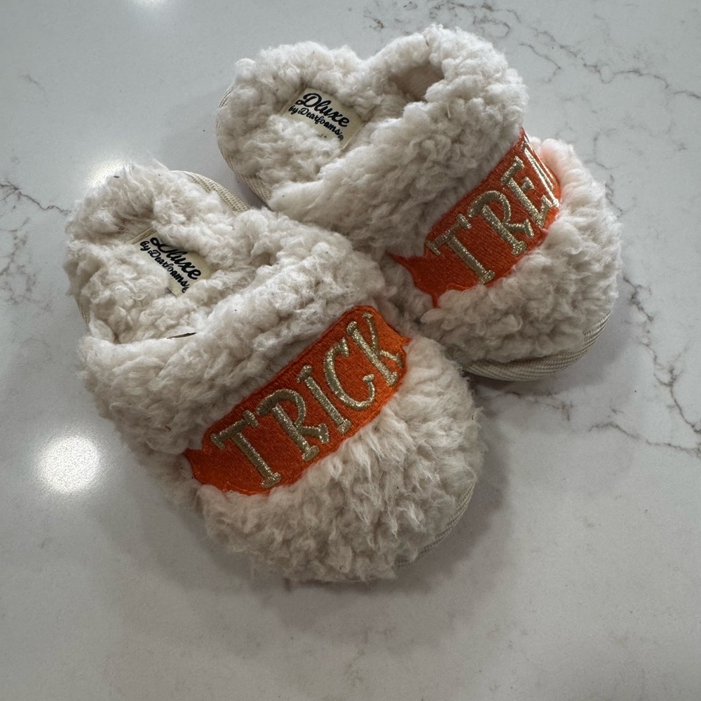 Kids Fluffy White and Orange Slippers size 7/8
